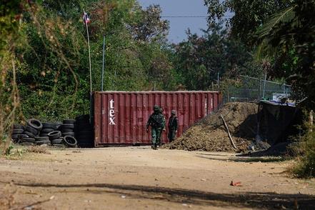 柬埔寨抗议泰军“非法设置路障” 泰方称此举旨在“缓和紧张局势”