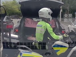 司机炫耀大鱼被交警1秒撤回