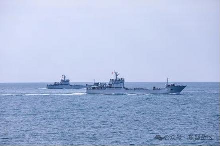 编队航行中，战斗警报突然响起……