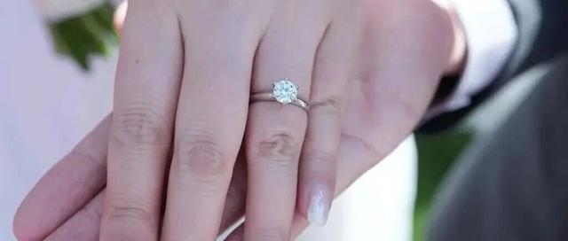 哈工大集体婚礼，学校送1克拉钻戒