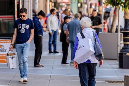 美国消费者信心指数略有改善 通胀预期仍处高位