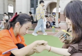 新疆女孩和支教老师重逢哭红了眼