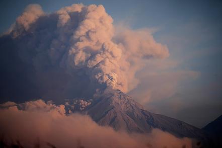 危地马拉富埃戈火山喷发 全国发布橙色警报