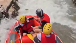 游客漂流落水半天没人捞