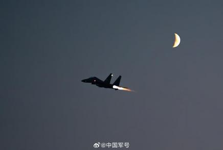 直冲云霄！一组图感受战鹰伴月起飞的“硬核浪漫”
