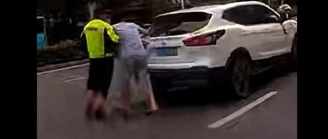 “我没有妈妈了”，男子情绪崩溃大哭无法驾车，将车停在了路中央……