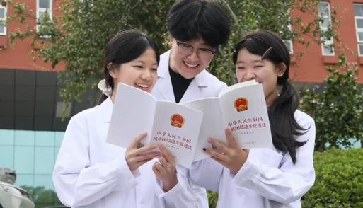 学法润心田 团结向未来
