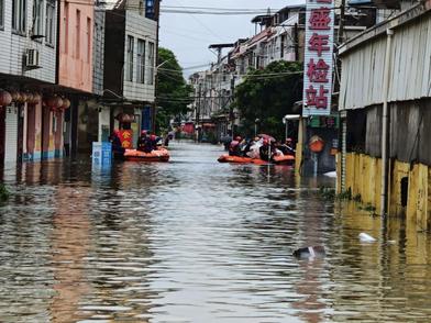 福建莆田多地出现洪涝灾害 受困群众转移工作紧张推进中