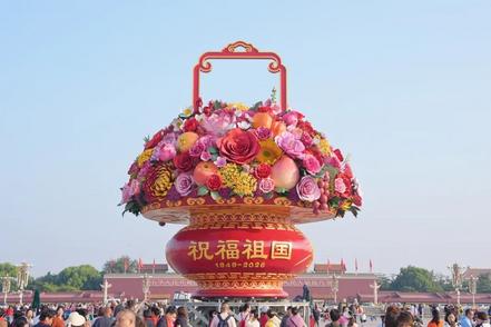 ‍‍今天凌晨，天安门广场大花篮，亮相了！