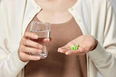 用茶、牛奶或果汁送服药物会影响药效吗？这些用药细节必知