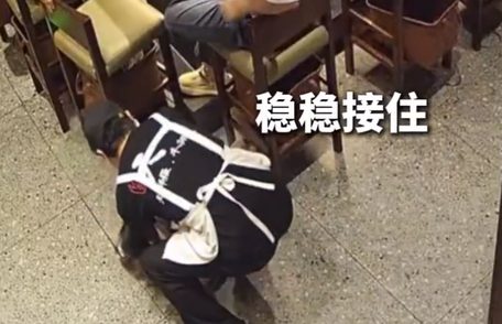 店员小哥稳稳托住险些跌落男孩