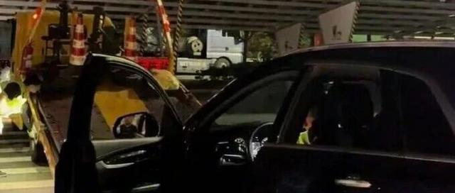 离加油站仅20米汽油耗尽，车主请加油员手动灌油被拒，服务区致歉