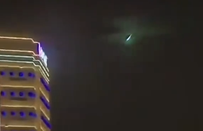 超大火流星划过夜空太震撼