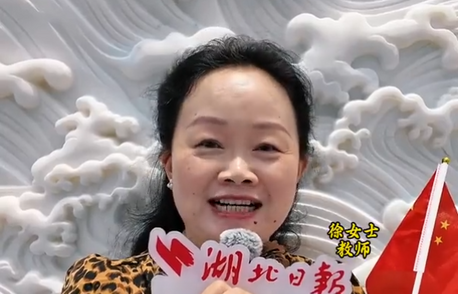 国旗下的笑脸