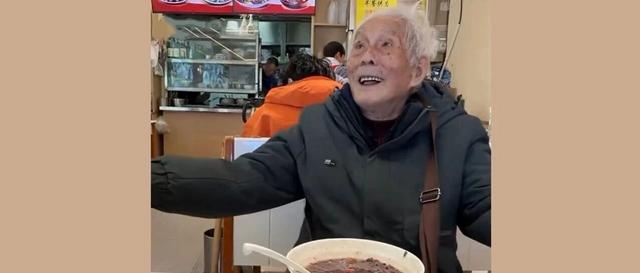 94岁爷爷乘40多小时火车独自进藏，熟练用手机订票，上海交大毕业
