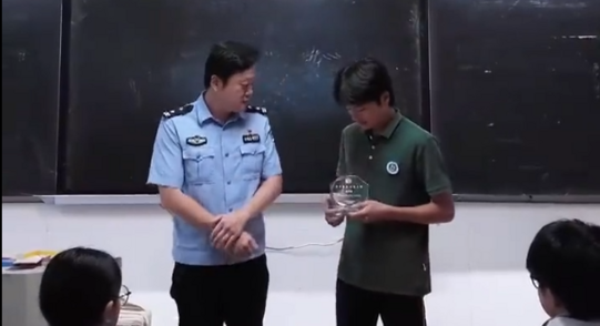 初中生为救人一路狂奔跑掉鞋