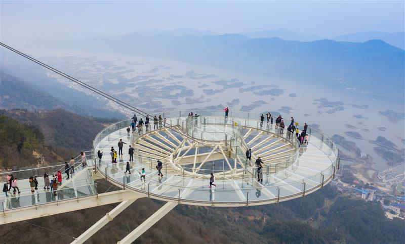 全球最大单体玻璃观景平台迎客