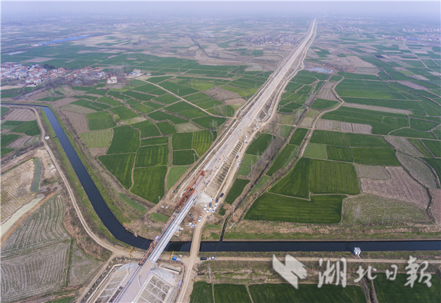 蒙华铁路湖北段铺轨贯通