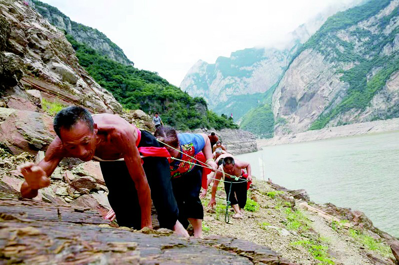 三峡纤夫再现秭归新滩