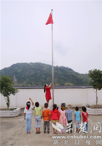 农村小学升旗仪式图片图片