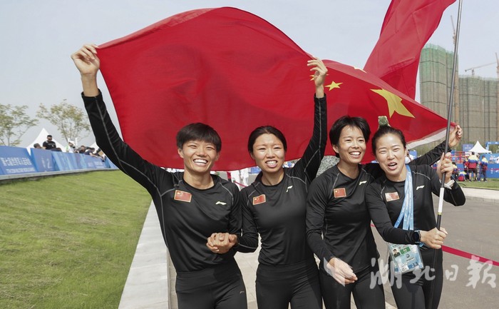 10月24日,军运会军事五项女子障碍跑接力展开争夺