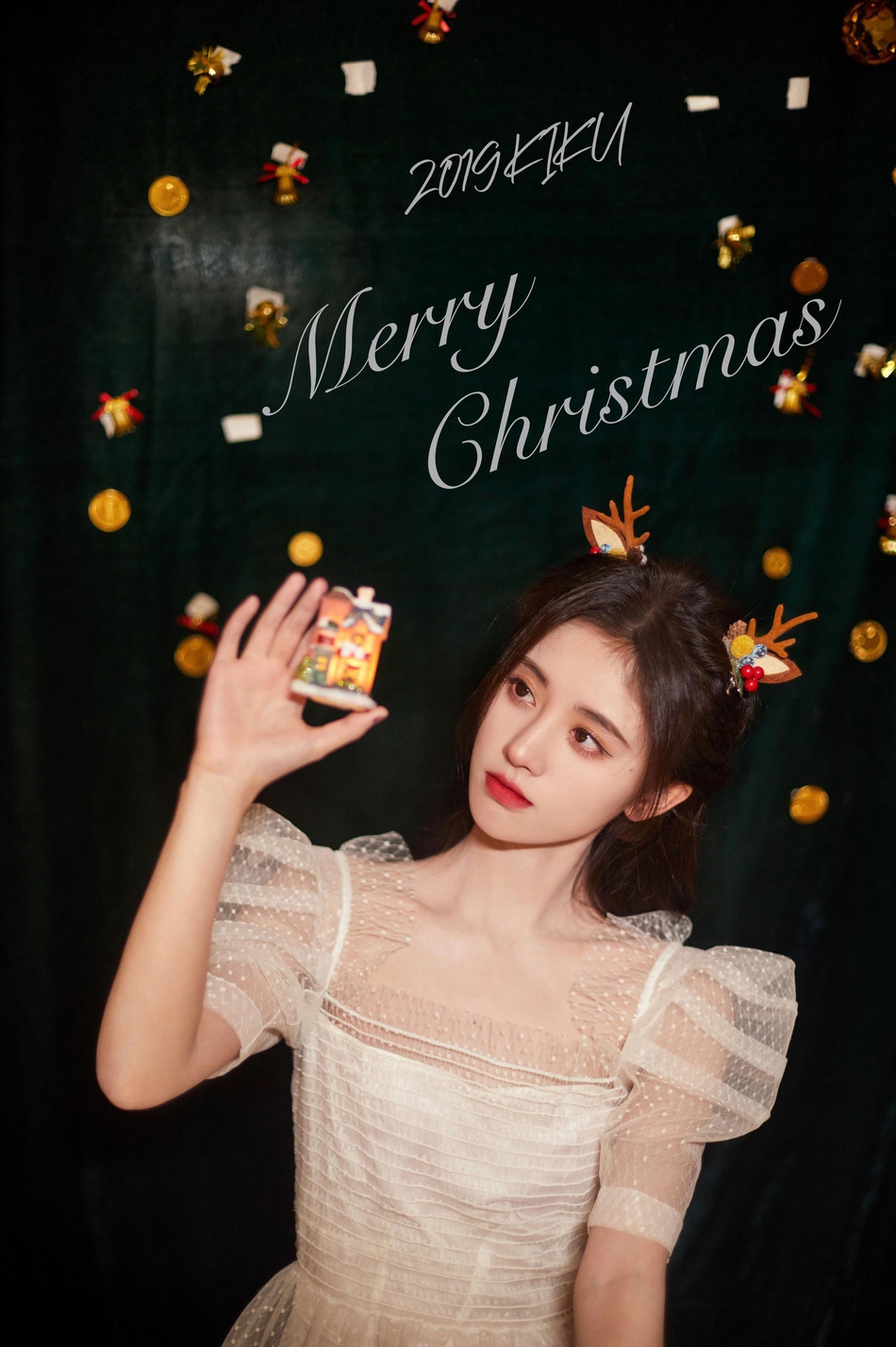 12月24日,鞠婧祎工作室晒出一组圣诞写真,照片中鞠婧祎身穿白色蕾丝纱