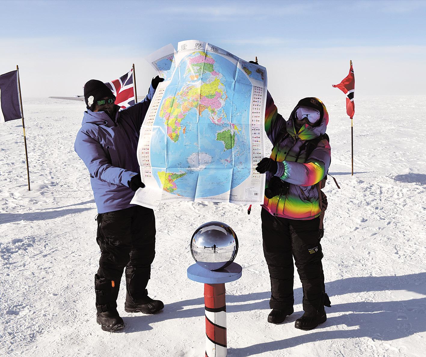 南极地图标志的羽绒服图片