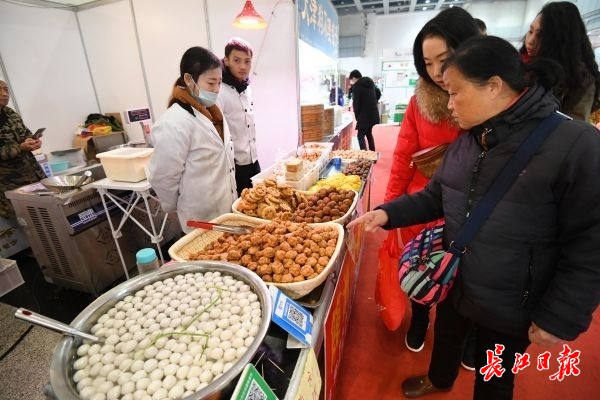 长江网12月22日讯 12月22日,在武汉国际会展中心举办的元旦春节年货节