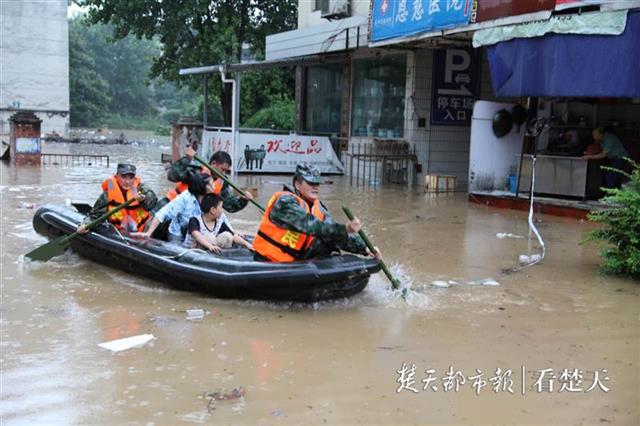 恩施軍分區官兵洪水中搭人梯翻窗救人