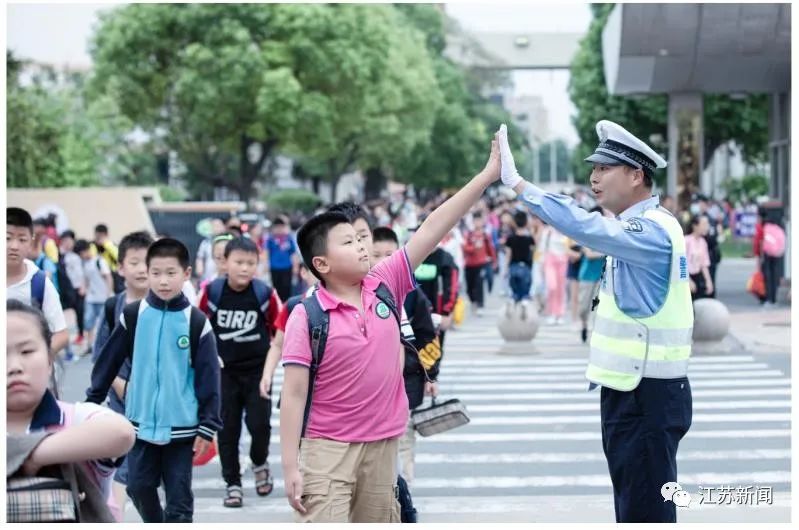 网友知道身份后怒赞:他值得!