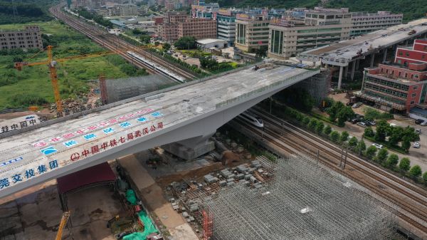 這標誌著深圳外環高速公路東莞段跨廣深鐵路橋樑轉體施