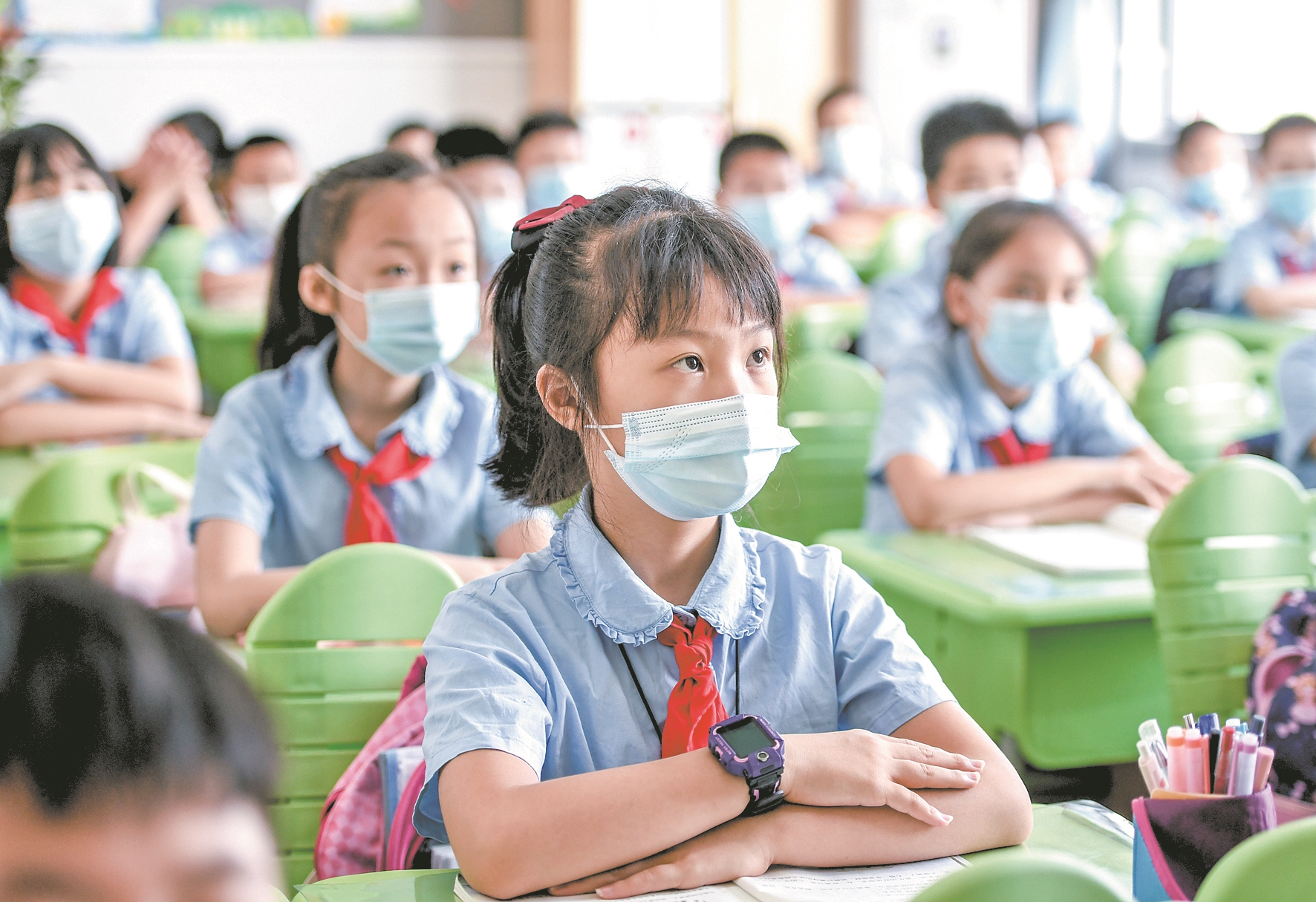 洪山实验小学学生认真听课