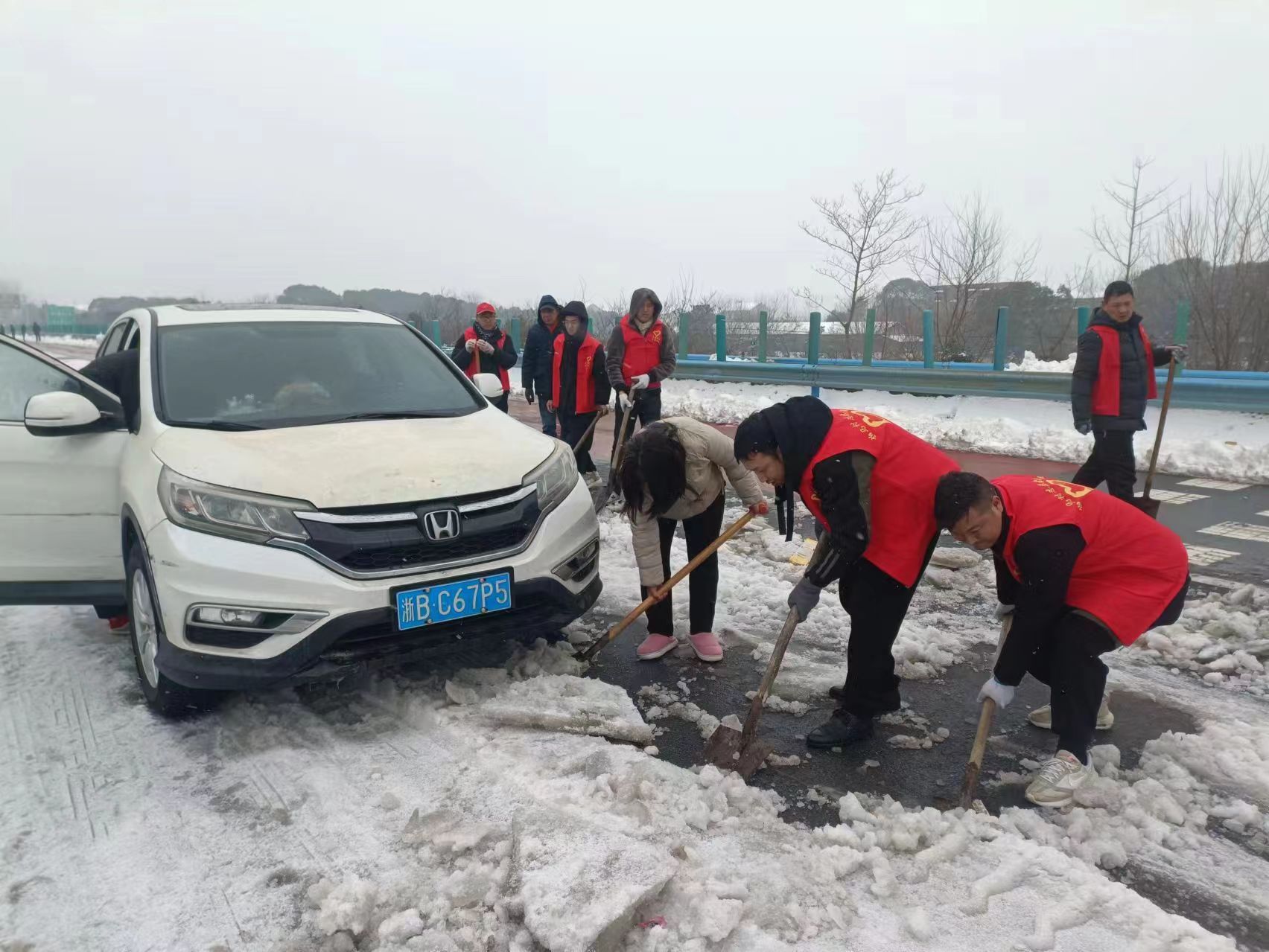 荆州破冰图片